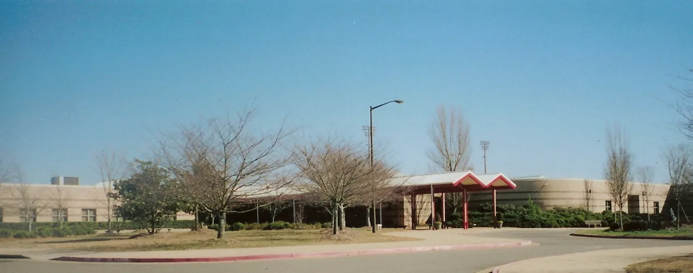 The main entrance of Roswell High School on King Road